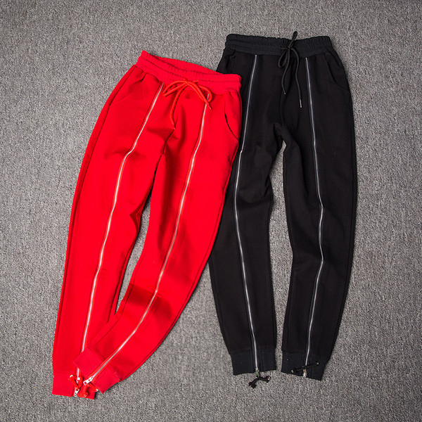 Μοντέρνα γυναικεία αθλητικά παντελόνια  με διακοσμητικά μπροστινά φερμουάρ σε μαύρο και κόκκινο χρώμα