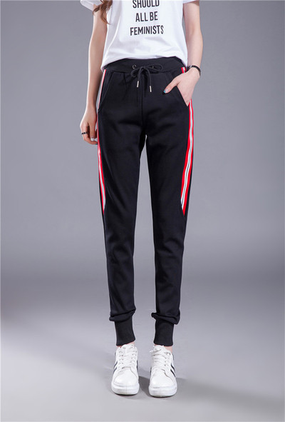 Női tréningruha zsebekkel és oldalpántokkal