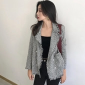 Nagyon különböző női kabát gyöngygombokkal - szakadt végekkel