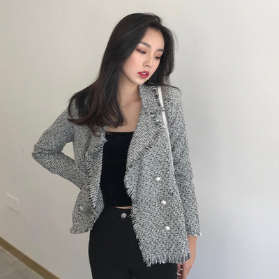 Nagyon különböző női kabát gyöngygombokkal - szakadt végekkel