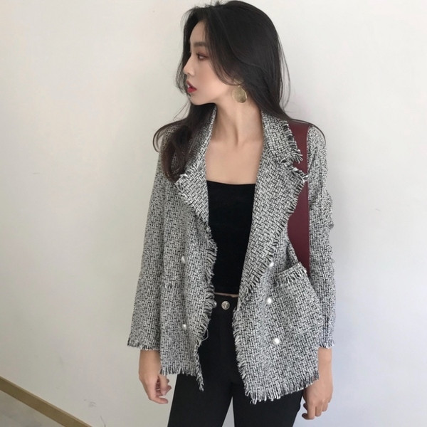 Nagyon különböző női kabát gyöngygombokkal - szakadt végekkel