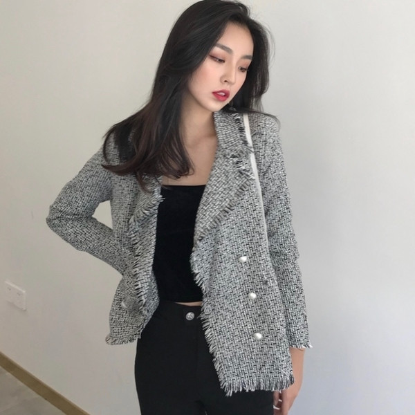 Nagyon különböző női kabát gyöngygombokkal - szakadt végekkel