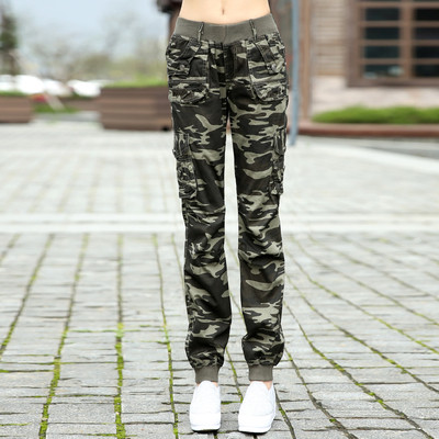 Γυναικεία αθλητικά παντελόνια με ελαστική μέση και καμουφλάζ χρώμα