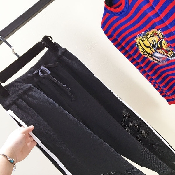 Pantaloni largi de dama cu talie elastica si dantela