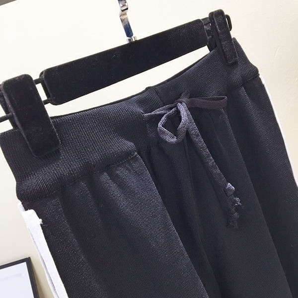 Pantaloni largi de dama cu talie elastica si dantela