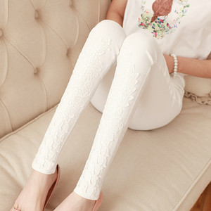 Pantaloni eleganti de dama in culoarea alba cu broderie in motive florale