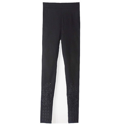 Pantaloni eleganti de dama in culoarea alba cu broderie in motive florale
