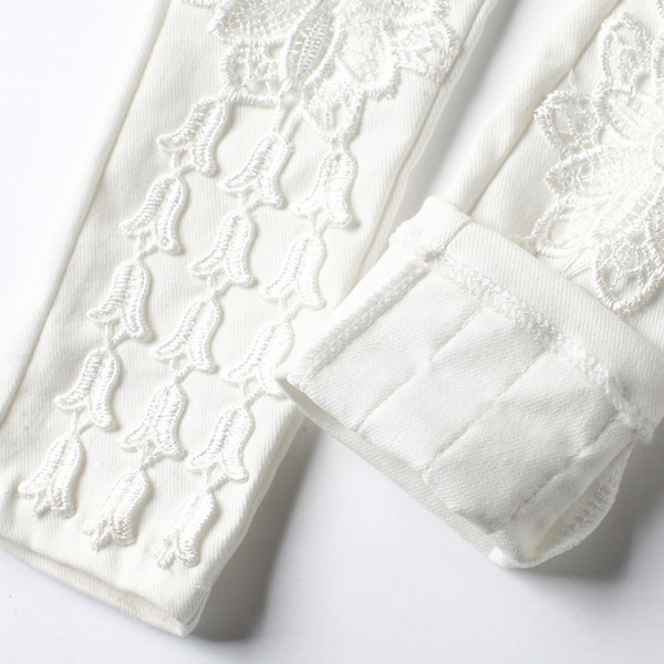 Pantaloni eleganti de dama in culoarea alba cu broderie in motive florale