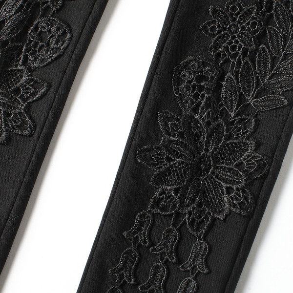 Pantaloni eleganti de dama in culoarea alba cu broderie in motive florale