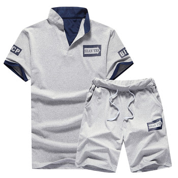 Σύγχρονη ανδρική αθλητική φόρμα από μπλουζάκι δύο τεμαχίων με κολάρο και σορτς σε σχήμα V με κορδόνια  με έγχρωμες εκτυπώσεις σε