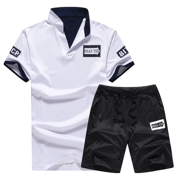 Modern férfi sportcsapat két részből - V-nyakú póló és rövidnadrág nyakkendővel több színben színes nyomattal