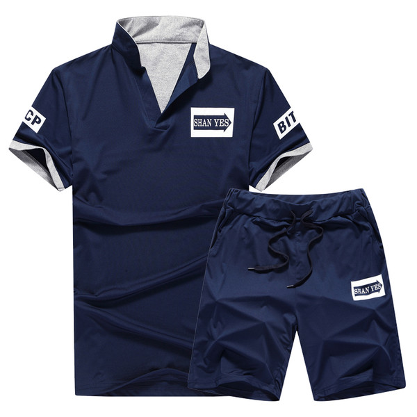 Modern férfi sportcsapat két részből - V-nyakú póló és rövidnadrág nyakkendővel több színben színes nyomattal