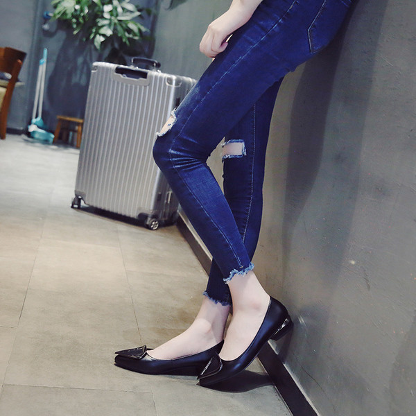 Pantofi jos de dama, potriviti pentru uzul de zi cu zi cu decor metalic interesant, doua modele in mai multe culori