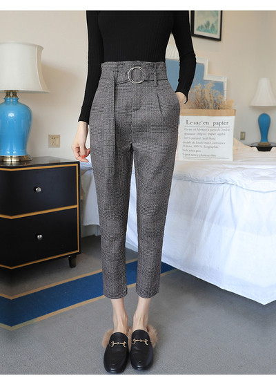 Κομψό γυναικείο παντελόνι με ψηλή μέσης και ζώνη με μεταλλικά στοιχεία