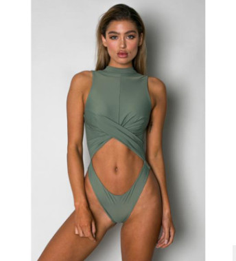 Egyszerű fürdőruha hölgyeknek nyitott motívummal a hashoz - különböző színekben