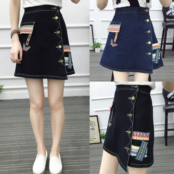 Fusta extravagantă din denim cu talie înaltă, cu aplicații și nasturi