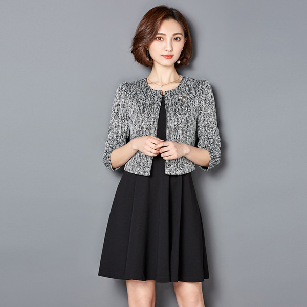 Rövid és nagyon stílusos női kabát gomb nélkül, brosssal