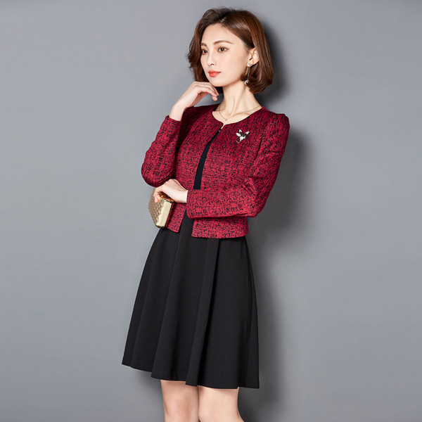 Rövid és nagyon stílusos női kabát gomb nélkül, brosssal