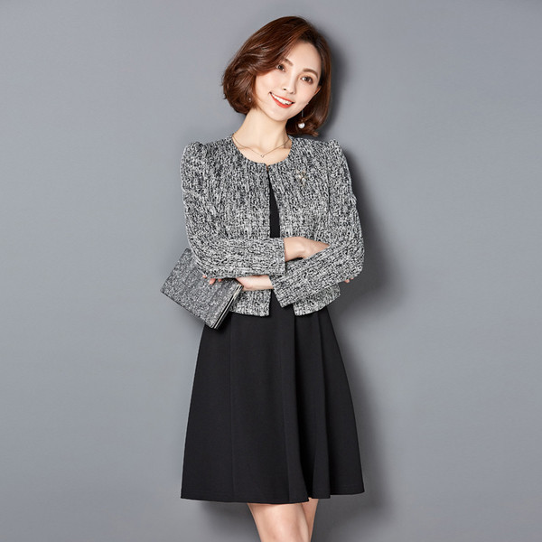 Rövid és nagyon stílusos női kabát gomb nélkül, brosssal