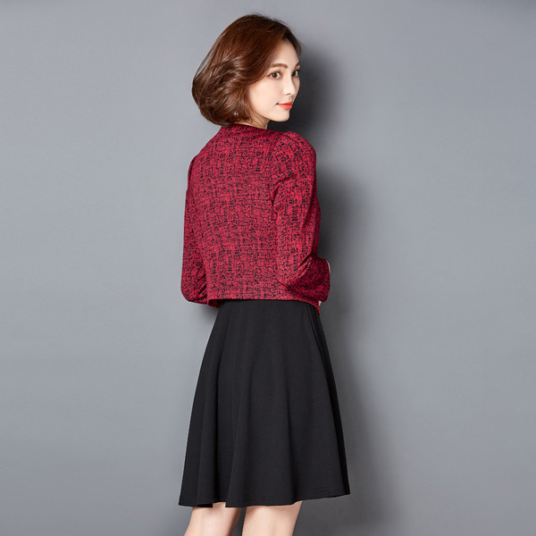 Rövid és nagyon stílusos női kabát gomb nélkül, brosssal