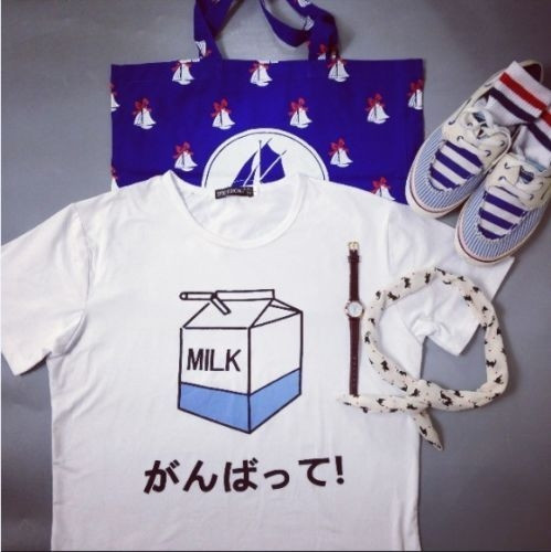 Bluză casual de damă cu aplicație interesantă, mâneci scurte și guler în formă de O