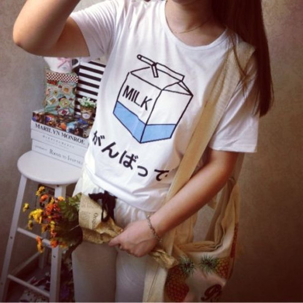 Bluză casual de damă cu aplicație interesantă, mâneci scurte și guler în formă de O