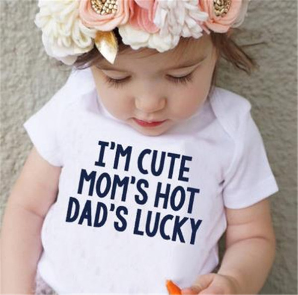 Salopetă confortabilă pentru bebeluși cu inscripție