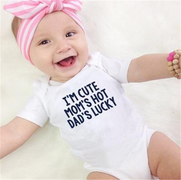 Salopetă confortabilă pentru bebeluși cu inscripție