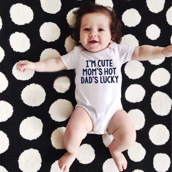 Salopetă confortabilă pentru bebeluși cu inscripție