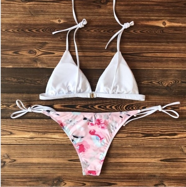 Costum de baie colorat de damă în două părți cu dungi și motiv floral