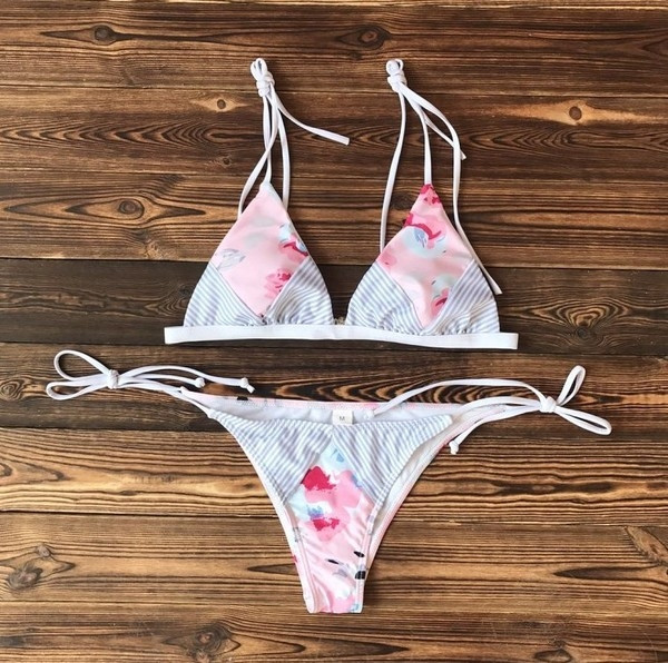 Costum de baie colorat de damă în două părți cu dungi și motiv floral