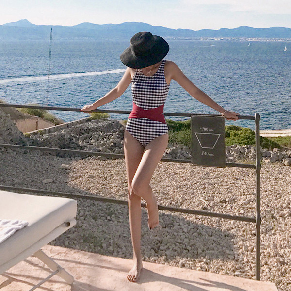 Γυναικείο μαγιό πλήρους μήκους σε κόκκινη ζώνη