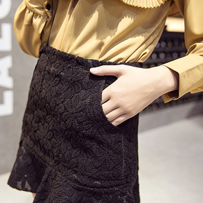 Fusta de dama scurta din dantela cu buzunare decorative si volan in trei culori