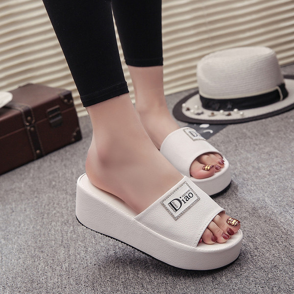 Ежедневни дамски чехли в бял и черен цвят