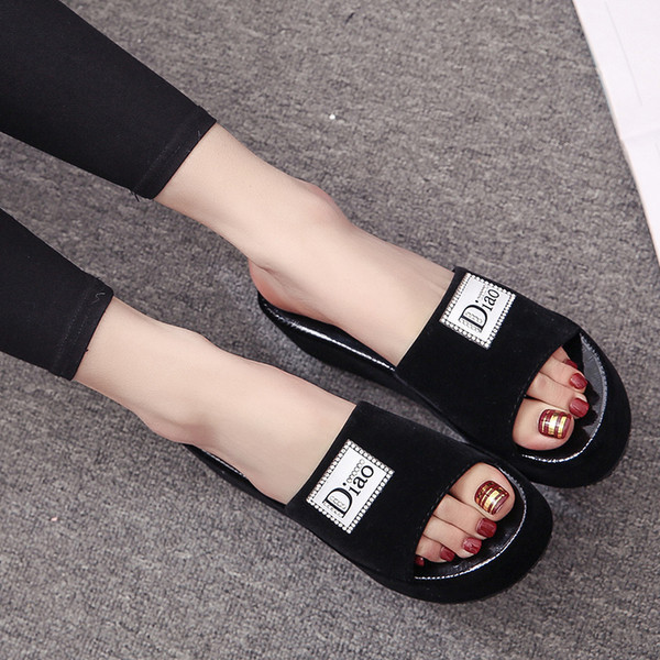 Ежедневни дамски чехли в бял и черен цвят