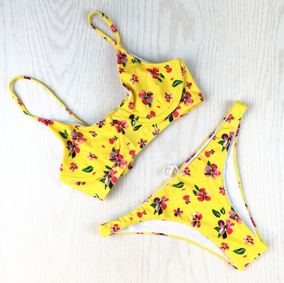 Μοντέρνο μαγιό δύο τεμαχίων σε δύο χρώματα με εκτύπωση