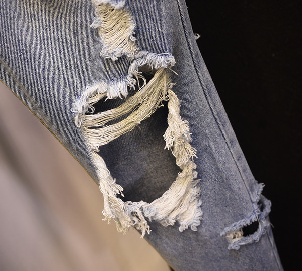 Blugi moderni de dama rupti, potriviti pentru utilizarea de zi cu zi in culoare deschisa