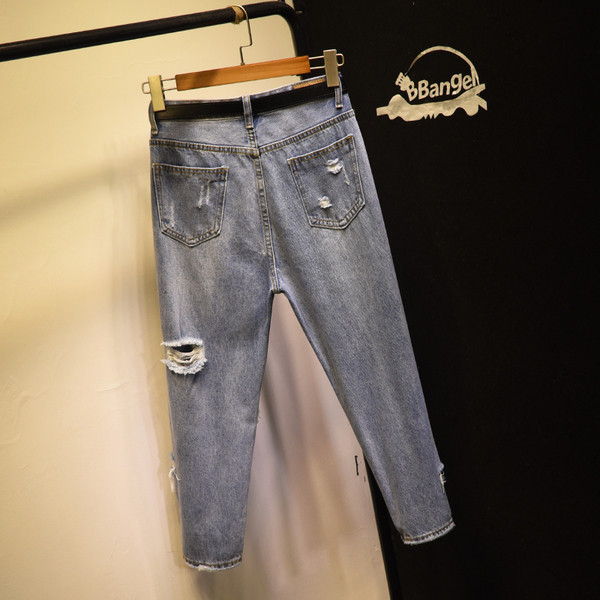 Blugi moderni de dama rupti, potriviti pentru utilizarea de zi cu zi in culoare deschisa