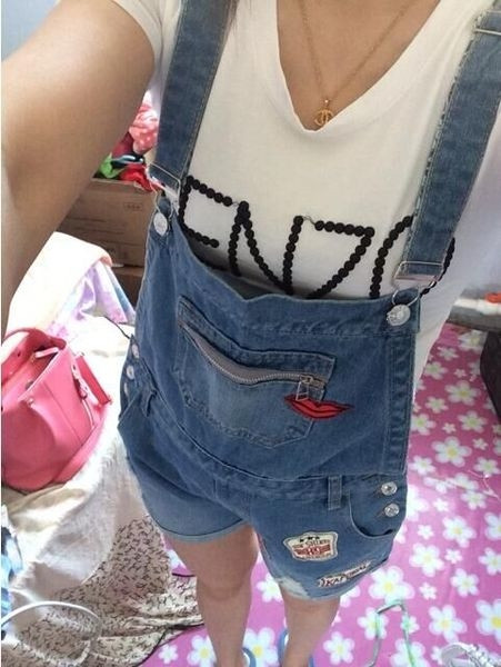 Salopeta scurta de vara de dama din denim cu petice si mini imprimeuri in culoare deschisa