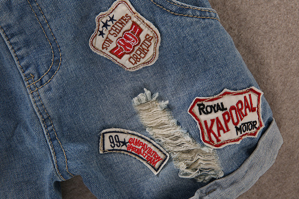 Salopeta scurta de vara de dama din denim cu petice si mini imprimeuri in culoare deschisa