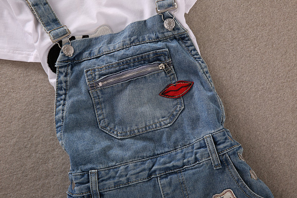 Salopeta scurta de vara de dama din denim cu petice si mini imprimeuri in culoare deschisa