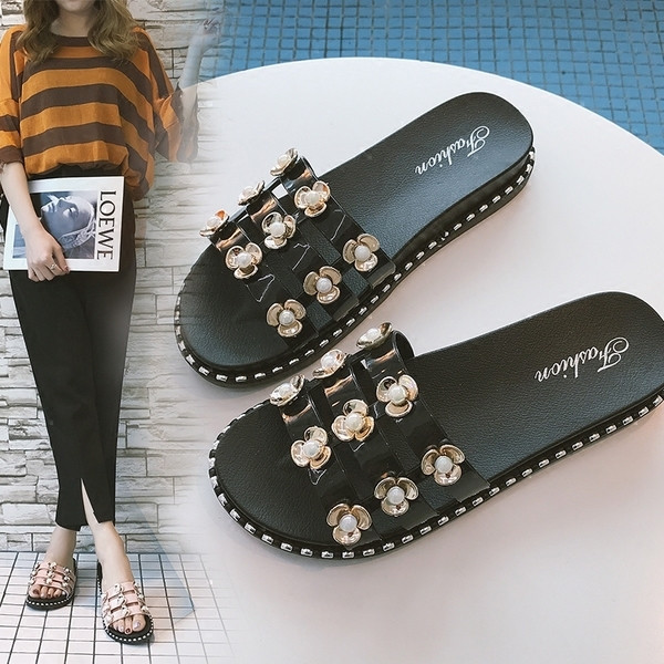 Stílusos női papucs lapos talppal, három színben virágmotívummal