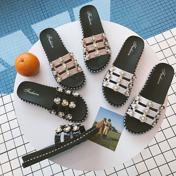 Stílusos női papucs lapos talppal, három színben virágmotívummal