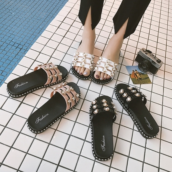 Stílusos női papucs lapos talppal, három színben virágmotívummal