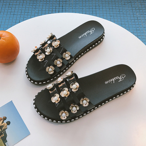 Stílusos női papucs lapos talppal, három színben virágmotívummal