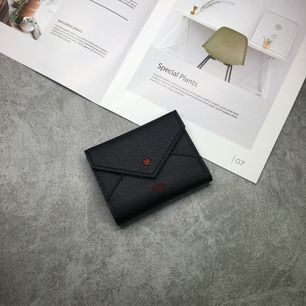 Portofel de dama elegant, cu o aplicatie mini inima si o inscriptionare in doua culori