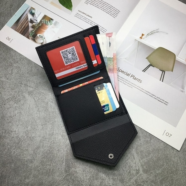 Portofel de dama elegant, cu o aplicatie mini inima si o inscriptionare in doua culori