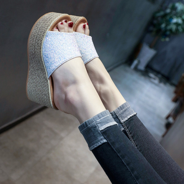 Стилни дамски чехли на платформа лъскави в три цвята