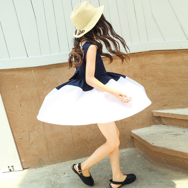 Rochie decupata pentru copii, decorata cu o a doua culoare si o panglica