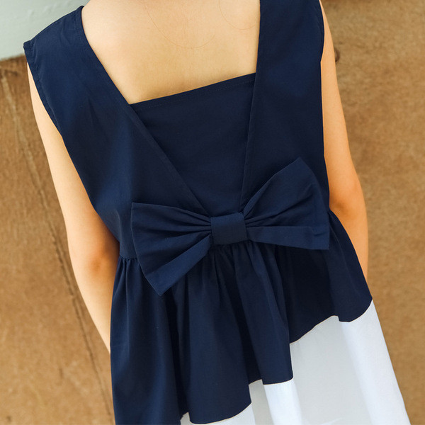 Rochie decupata pentru copii, decorata cu o a doua culoare si o panglica